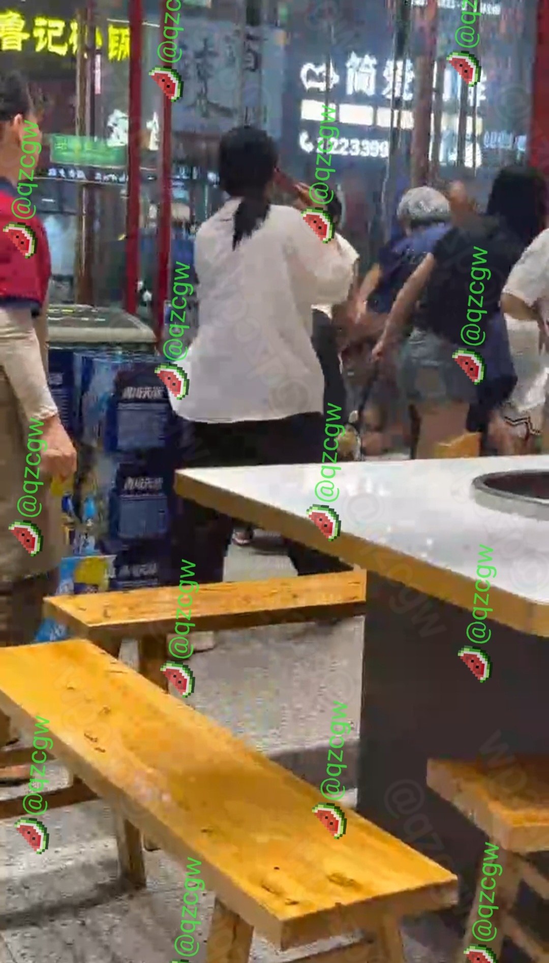 深夜火锅店门口爆发男女混战多名食客扭打在一起场面一度失控