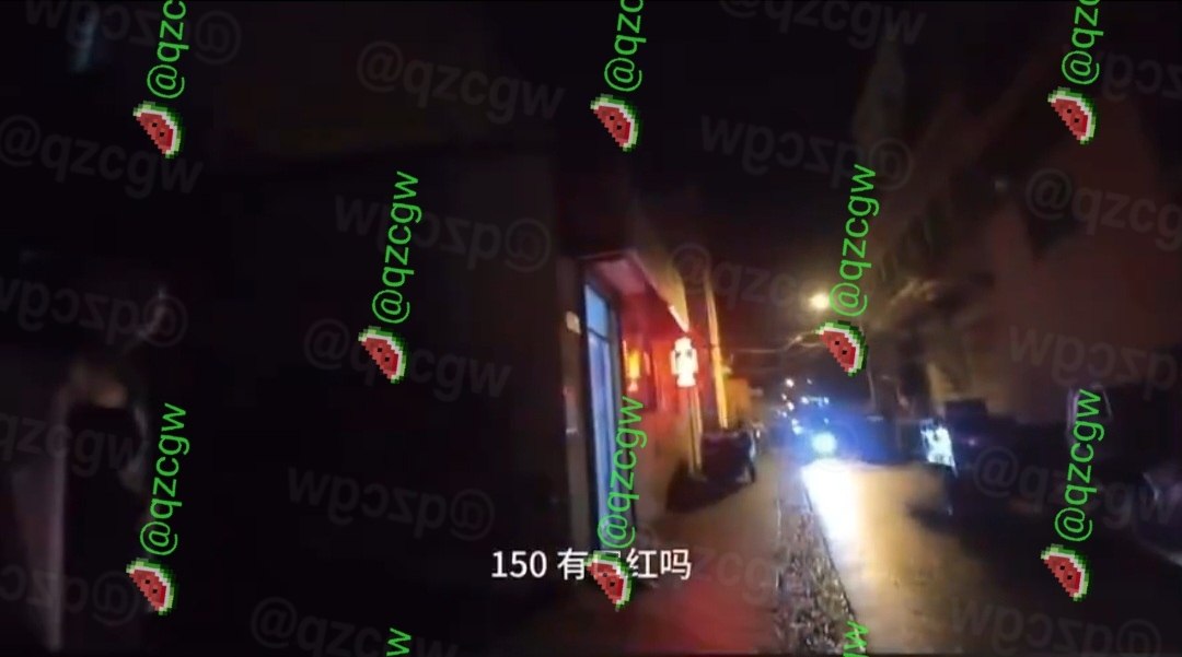 气质清纯少女深夜现身破败城中村巷弄疑似从事站街活动