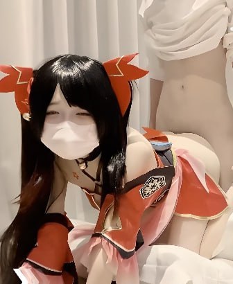 每日大赛 某Cosplay博主身着花火情趣装进行深喉与玉足玩弄男性的感官表演