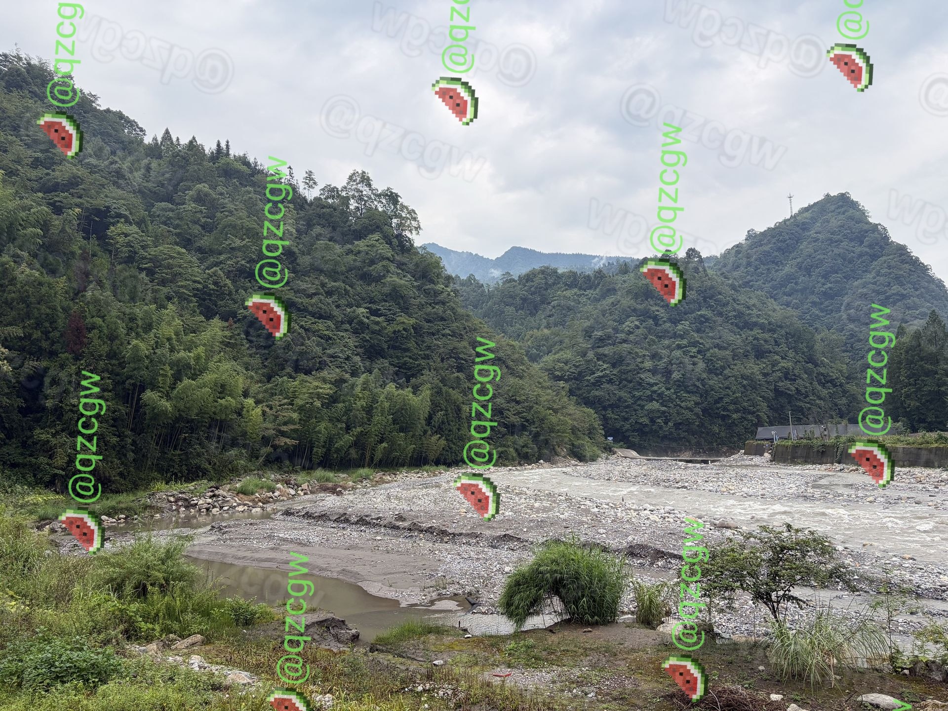 四川崇州27岁男子翻越护栏私闯禁游河道玩皮划艇不幸失联