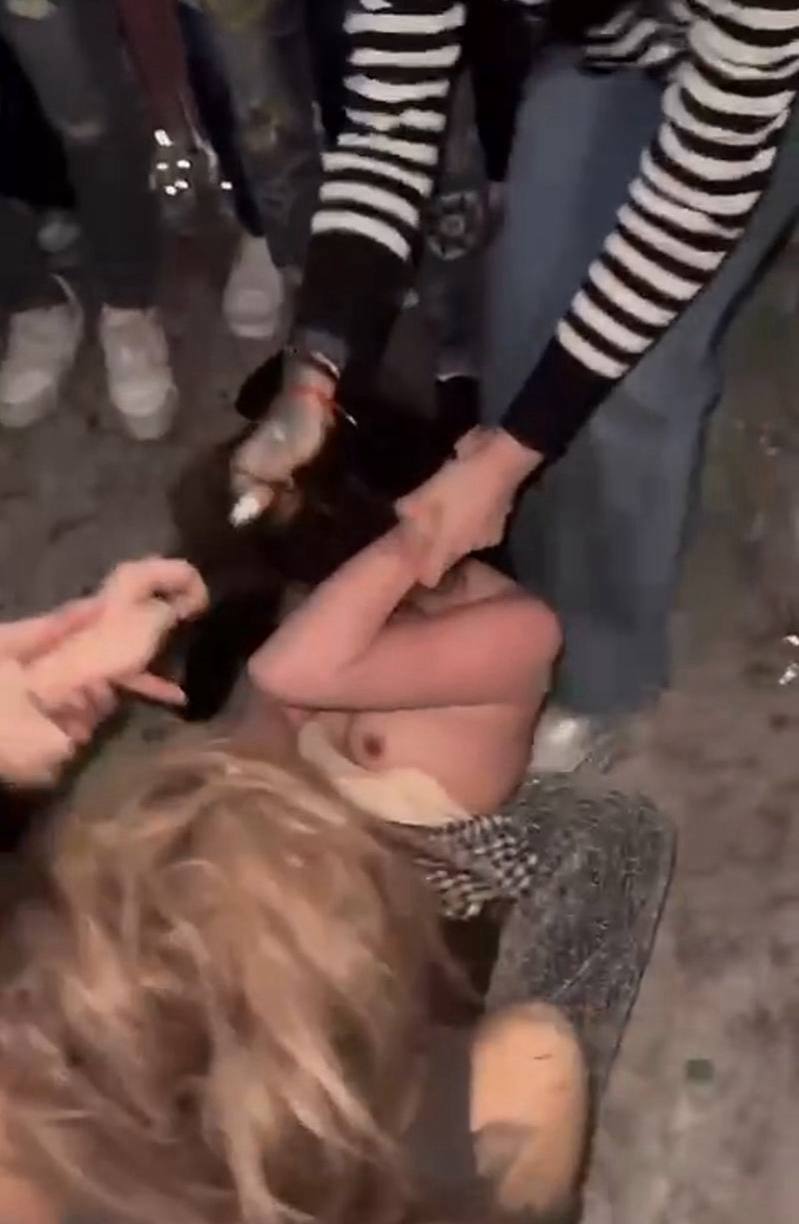 街头纹身少女激烈互殴导致衣衫尽碎乳房外露引发围观人群侧目