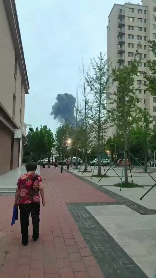天津东丽无暇街接连爆发浓烟与巨响疑似天钢工厂发生设备故障