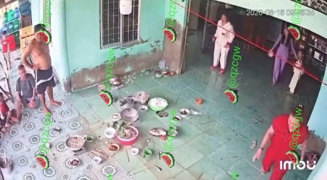越南一户人家庭院聚餐时瓦斯罐突发爆炸导致火光冲天场面混乱