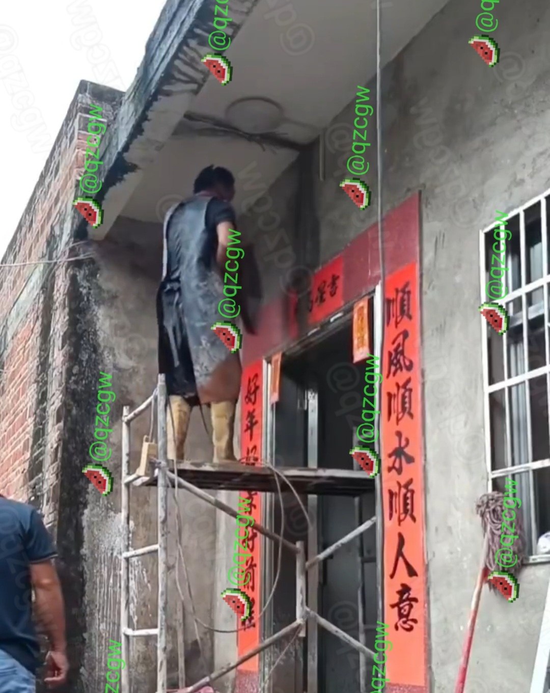 建筑工人高空作业时切割机失控削掉头皮见红后竟淡定继续干活