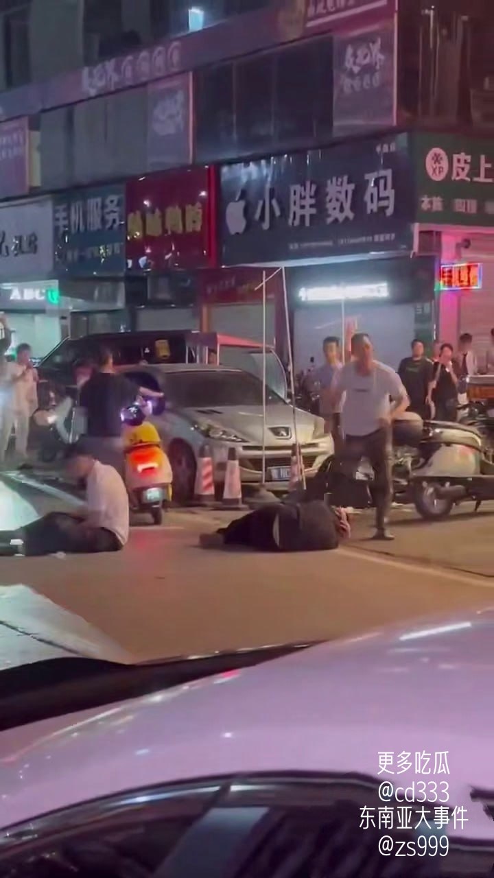 街头惊现迷彩裤赤膊男子单挑两名壮汉并连续将其击倒在地