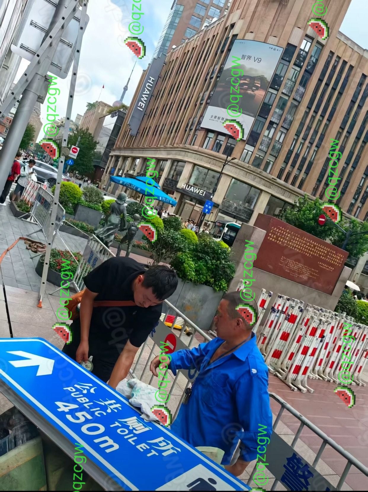 上海华为旗舰店因公厕路牌指向商标引发尴尬构图随后路牌被紧急更换