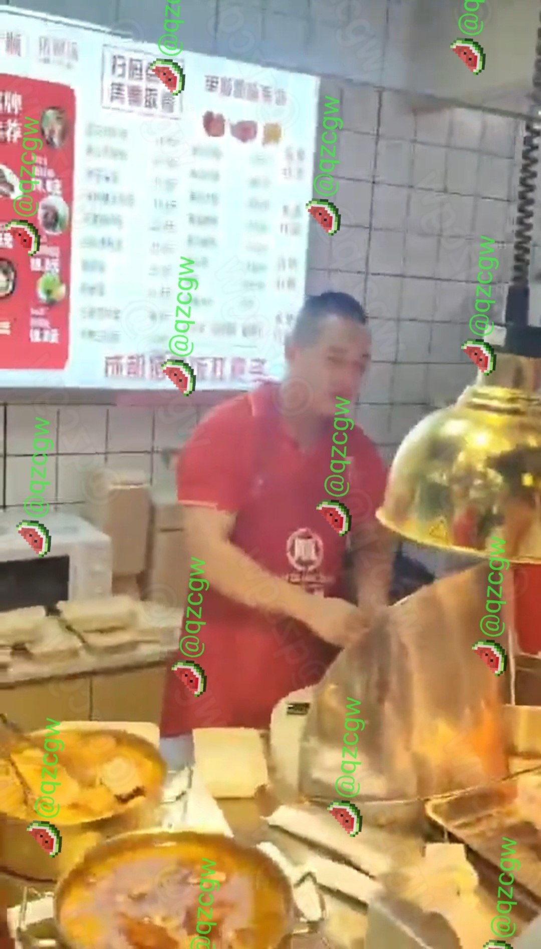 成都一餐饮店员与京东骑手因取餐纠纷引发肢体冲突并围殴骑手