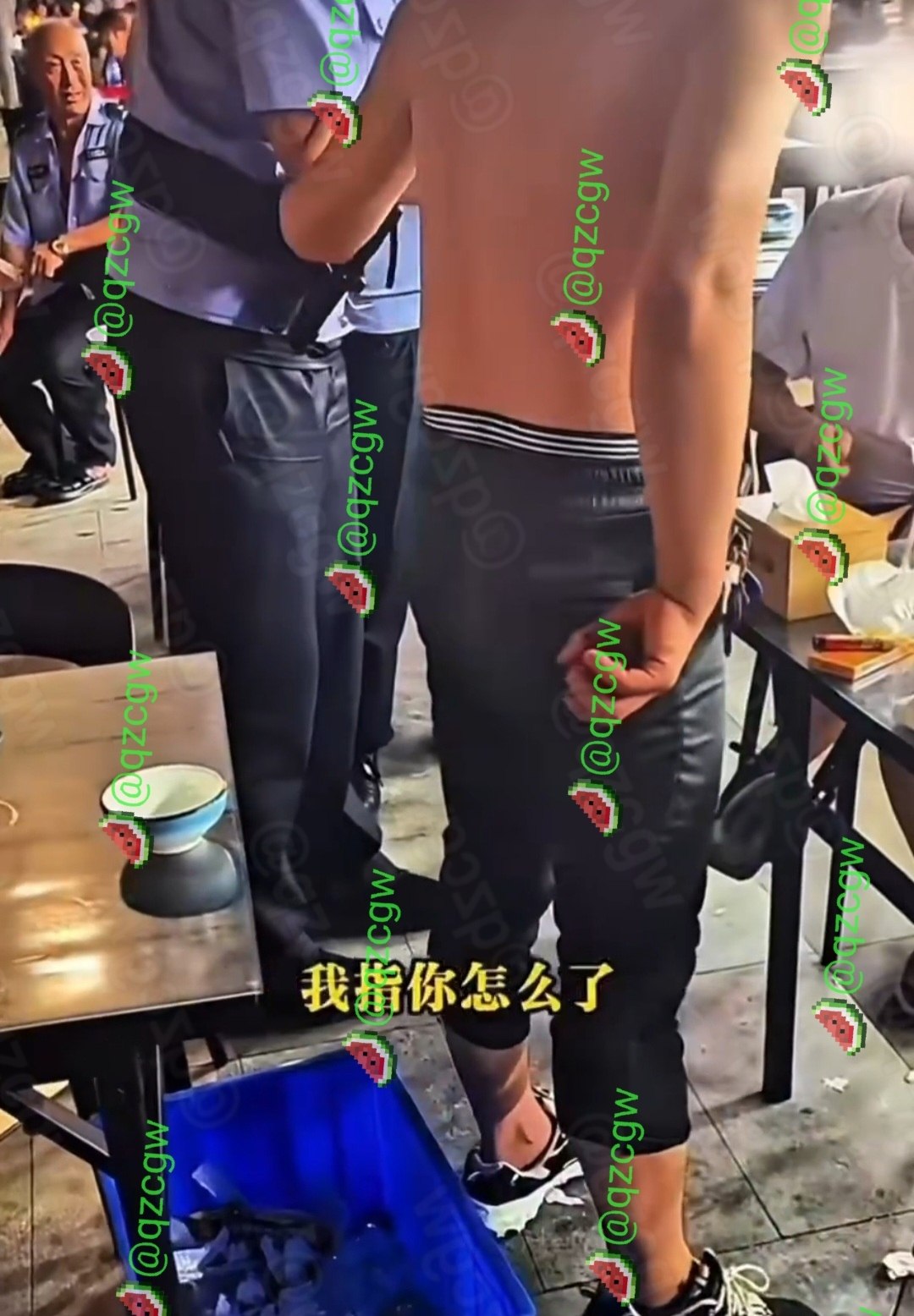 夜市大排档男子因嫌警察执法声音大与其发生激烈争吵并叫嚣要盖过对方