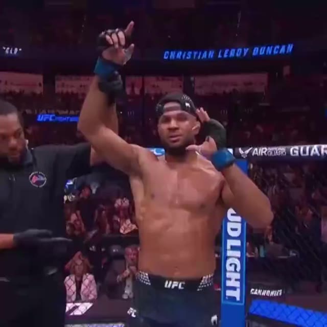 UFC猛男沃克五连腿锁封神并赛后公开叫阵裁判河伯