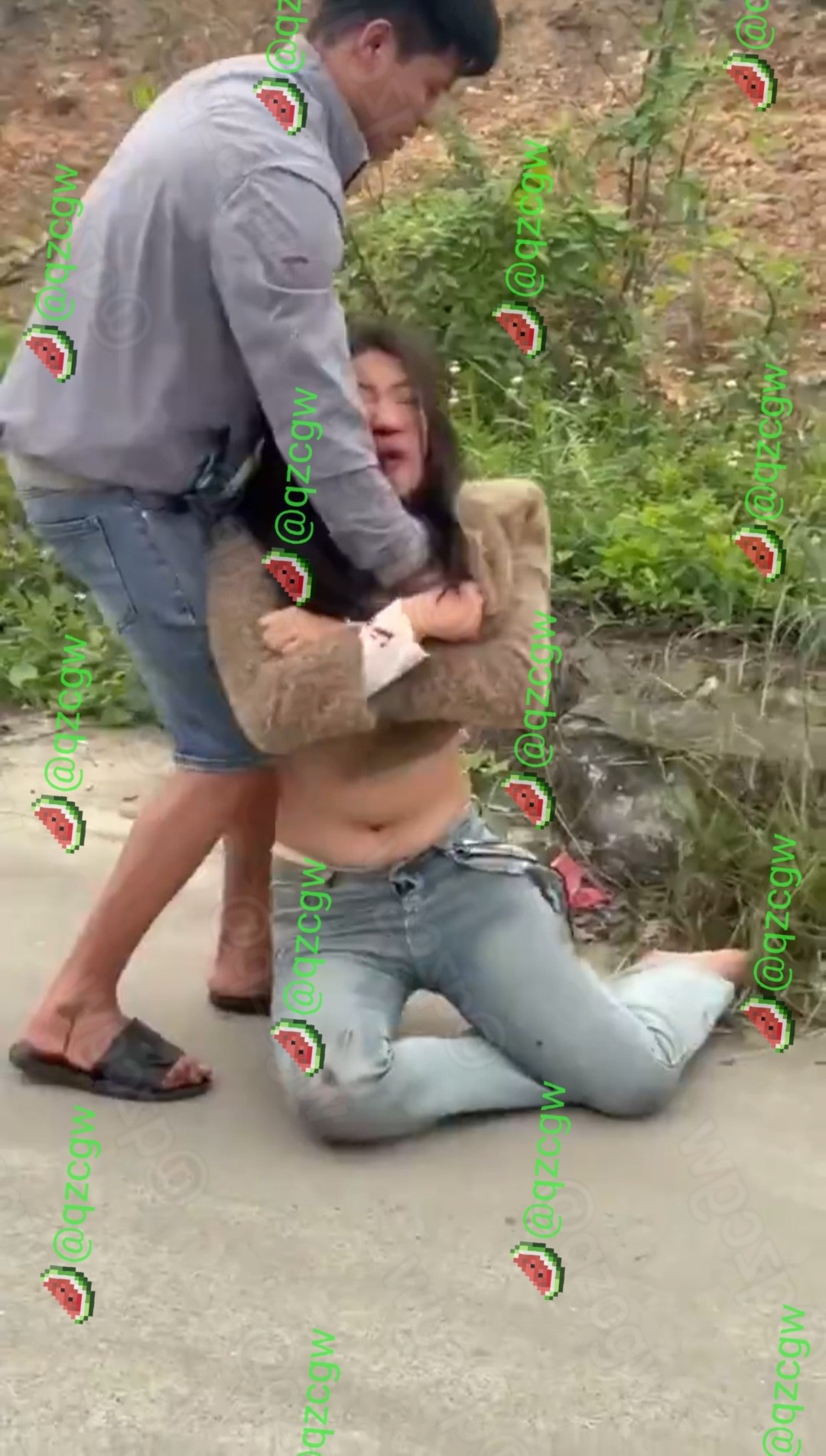 越南精致女子出轨被抓当街遭男友暴力拖行至路中央半裸哭喊