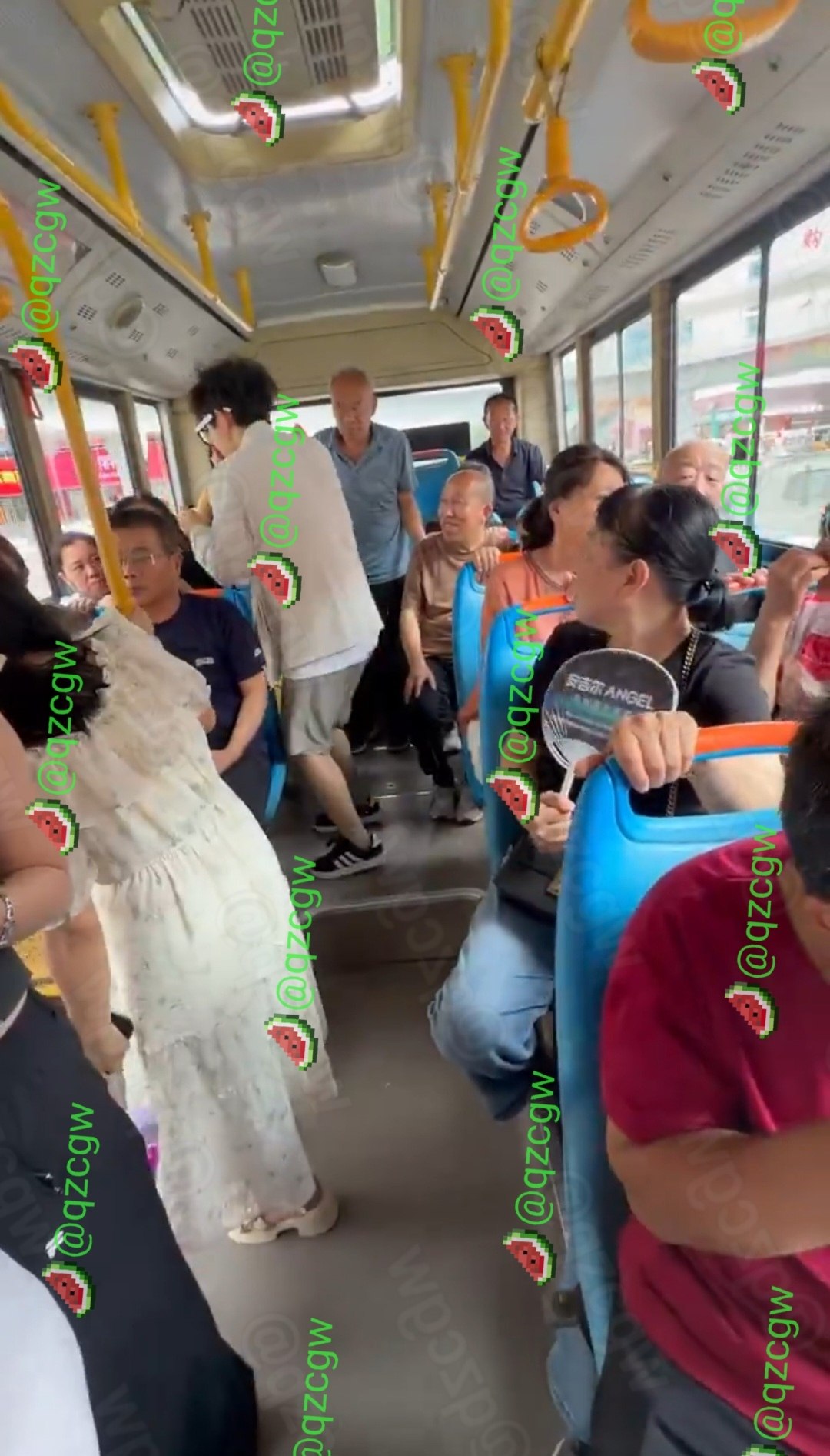 精神小伙身着白衬衫在满载老人的公交车内狂舞引发全车乘客集体懵圈