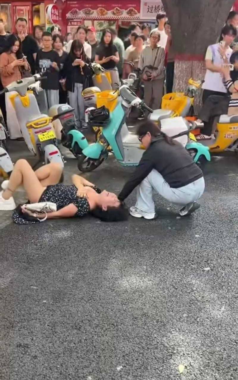 河北保定原配于正信购物中心外当街围堵并暴力撕扯第三者内裤