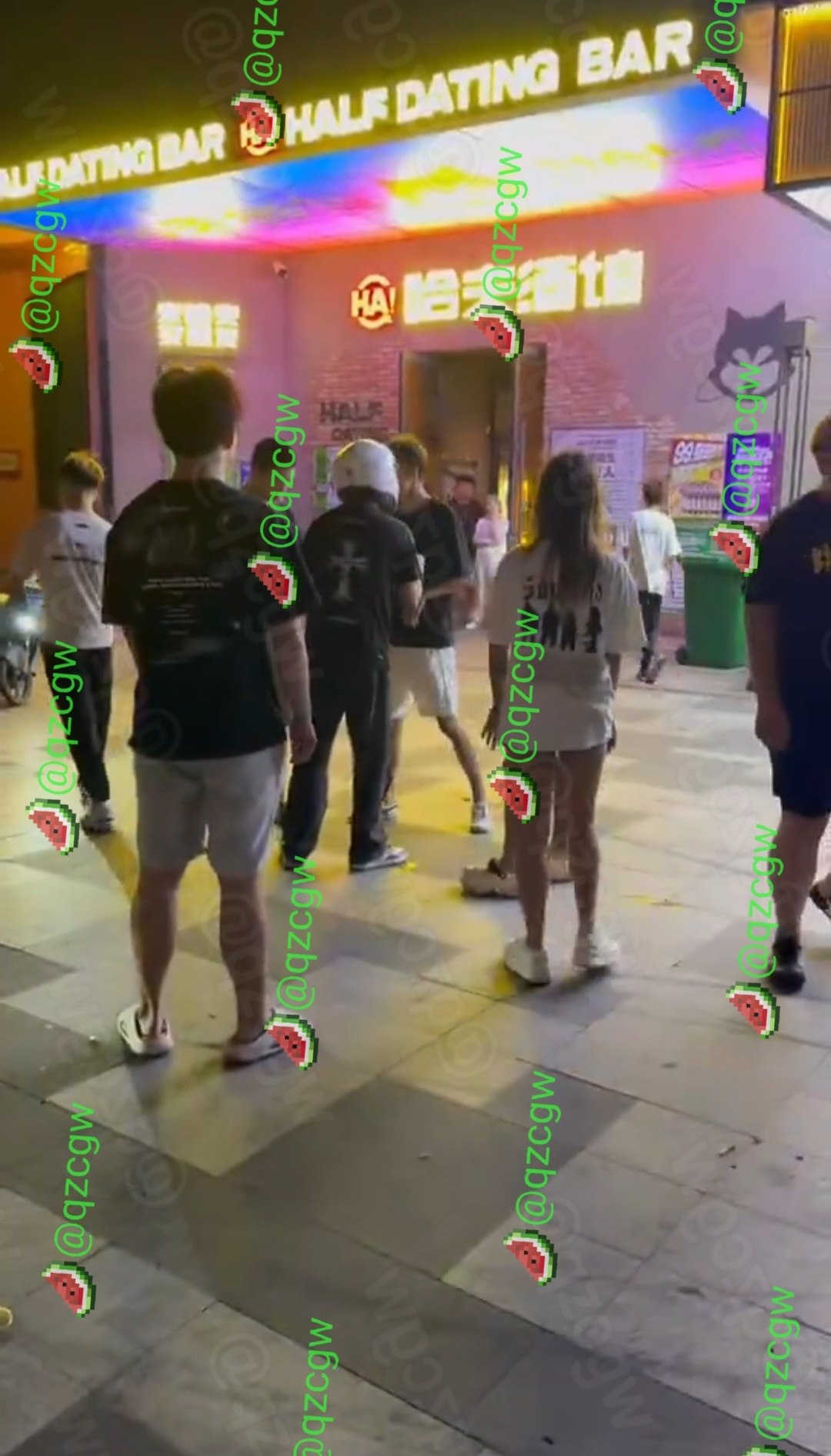 夜市广场突发群体斗殴精神小伙激烈肢体冲突导致鞋履飞散现场混乱