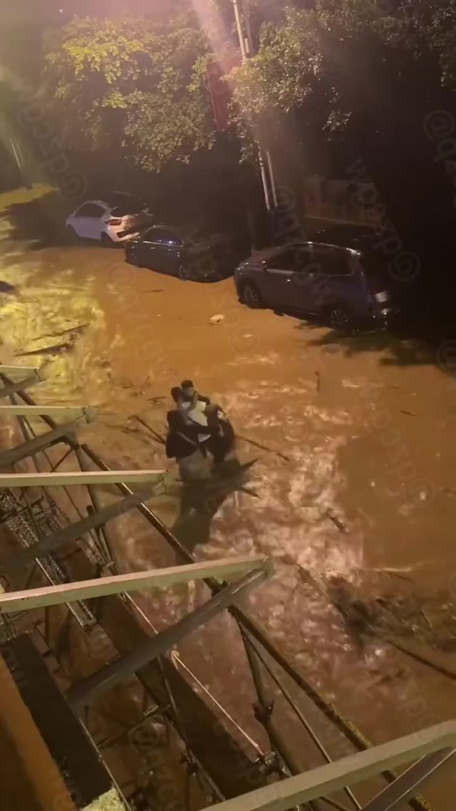 四川马边县遭遇极端暴雨引发山洪导致多条街道被淹没商铺损失惨重