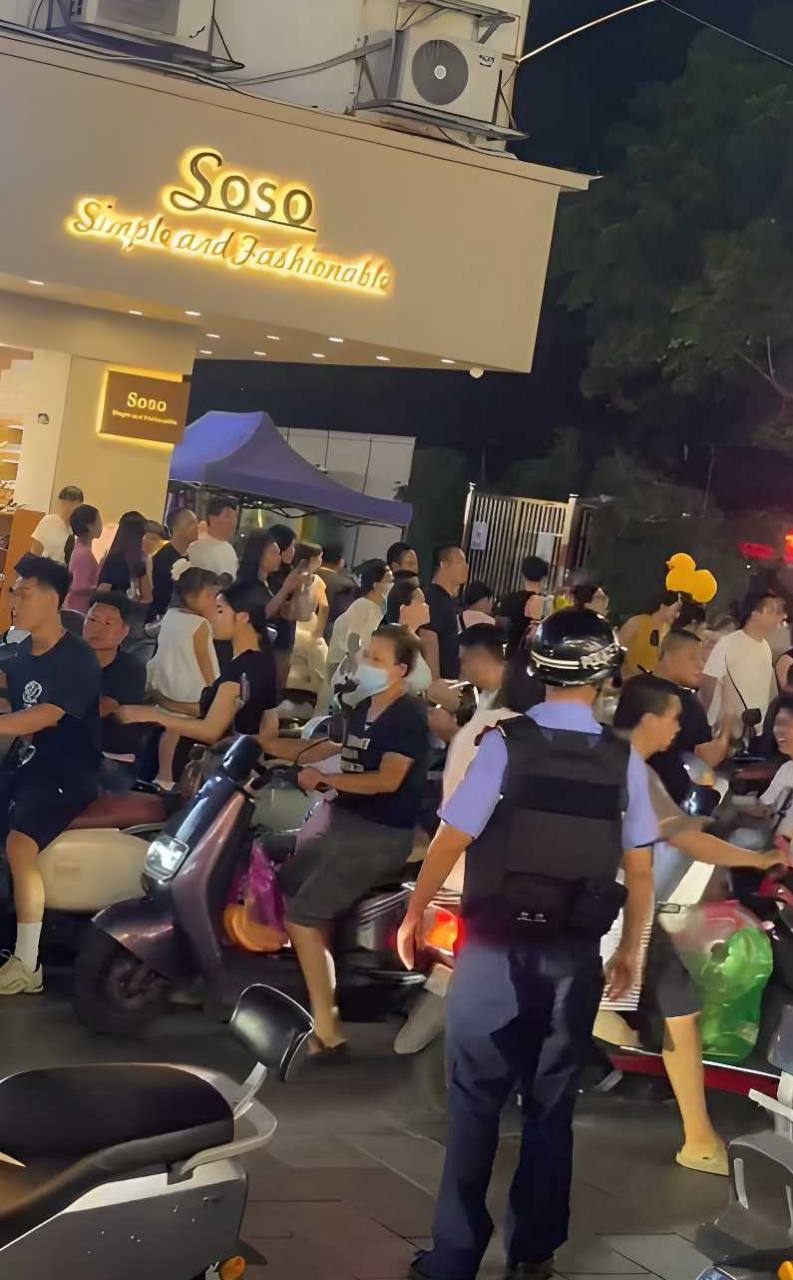 广西玉林十字街一名女子带娃逛街时突遭陌生男子持刀疯狂砍杀