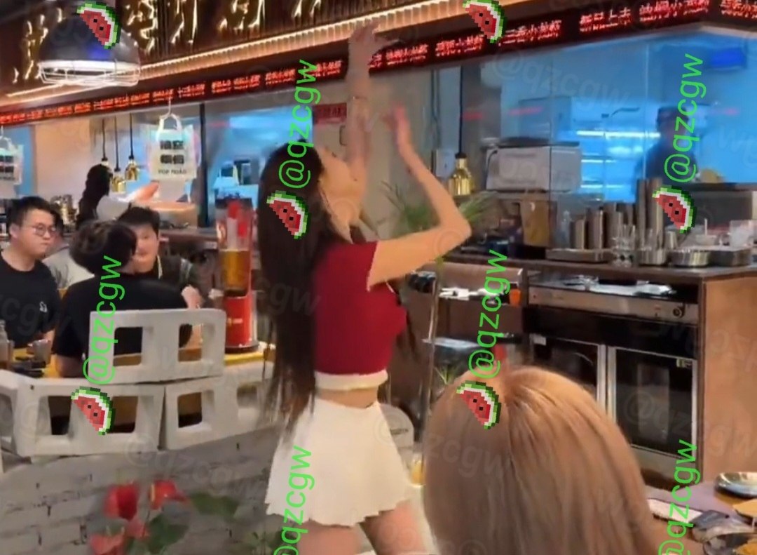 餐厅女员工身着红白超短裙热舞互动引发食客围观拍摄