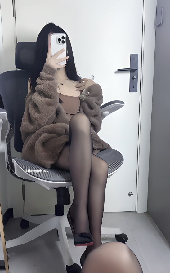 快手御姐网红小青直播展示性感制服并进行露骨自慰行为