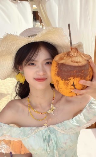 四川高颜值女大学生海边度假私密视频流出展现床上骑乘反差